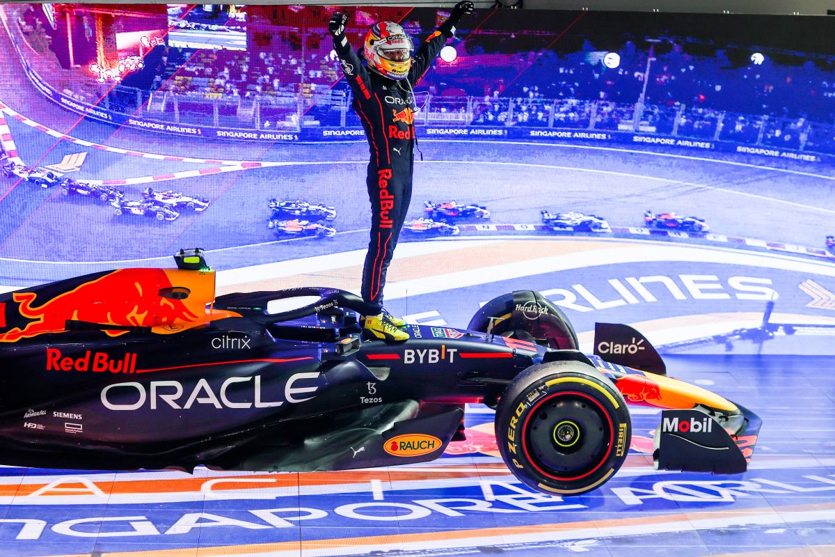 Sergio Pérez de México y Red Bull Racing celebran terminar en primera posición durante el Gran Premio de F1 de Singapur en el circuito urbano de Marina Bay el 2 de octubre de 2022 en Singapur.