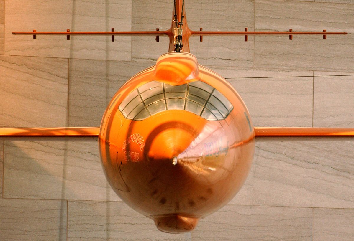 Un Bell X-1 cuelga en el Museo Nacional Smithsonian del Aire y el Espacio el 9 de junio de 2003 en Washington, DC.