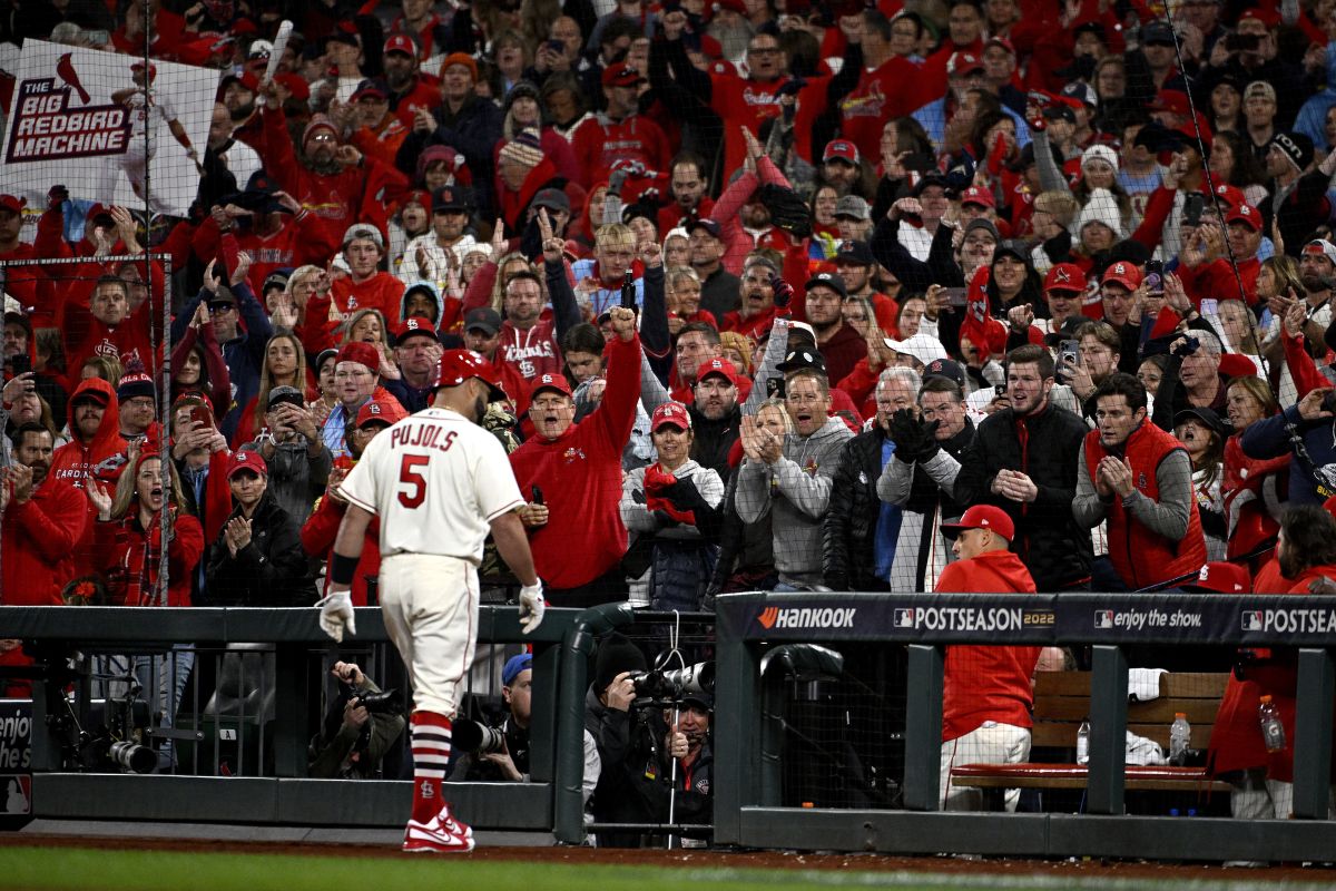 Albert Pujols sale del juego en el octavo inning tras batear su último hit en las Ligas Mayores.