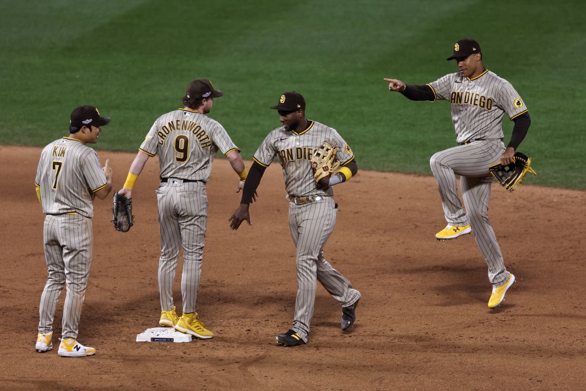 Los San Diego Padres celebran la primera victoria contra los Mets en la serie de comodín.