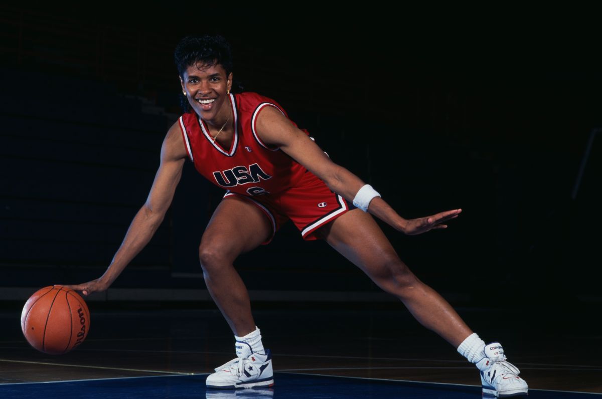 Lynette Woodard #6, Point Guard del equipo de baloncesto femenino de los Estados Unidos durante una sesión de fotos de retratos alrededor de 1990 en el estadio cubierto Allen Fieldhouse en el campus de la Universidad de Kansas en Lawrence, Kansas, Estados Unidos.