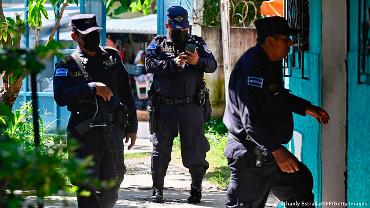 Policías salvadoreños participan en un operativo contra la violencia en Soyapango, al este de la capital de El Salvador. (Foto de archivo: 16.08.2022)