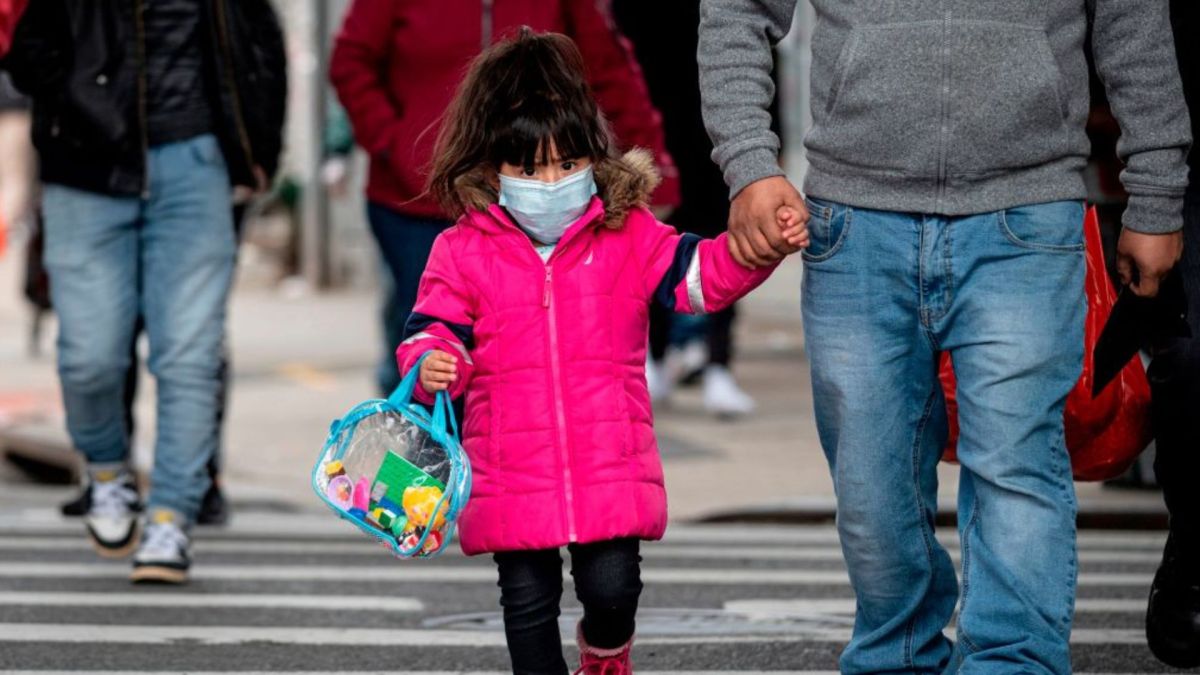 El padre de la niña enfrenta más de 10 cargos que incluyen negligencia a la hora de cuidar de un menor.