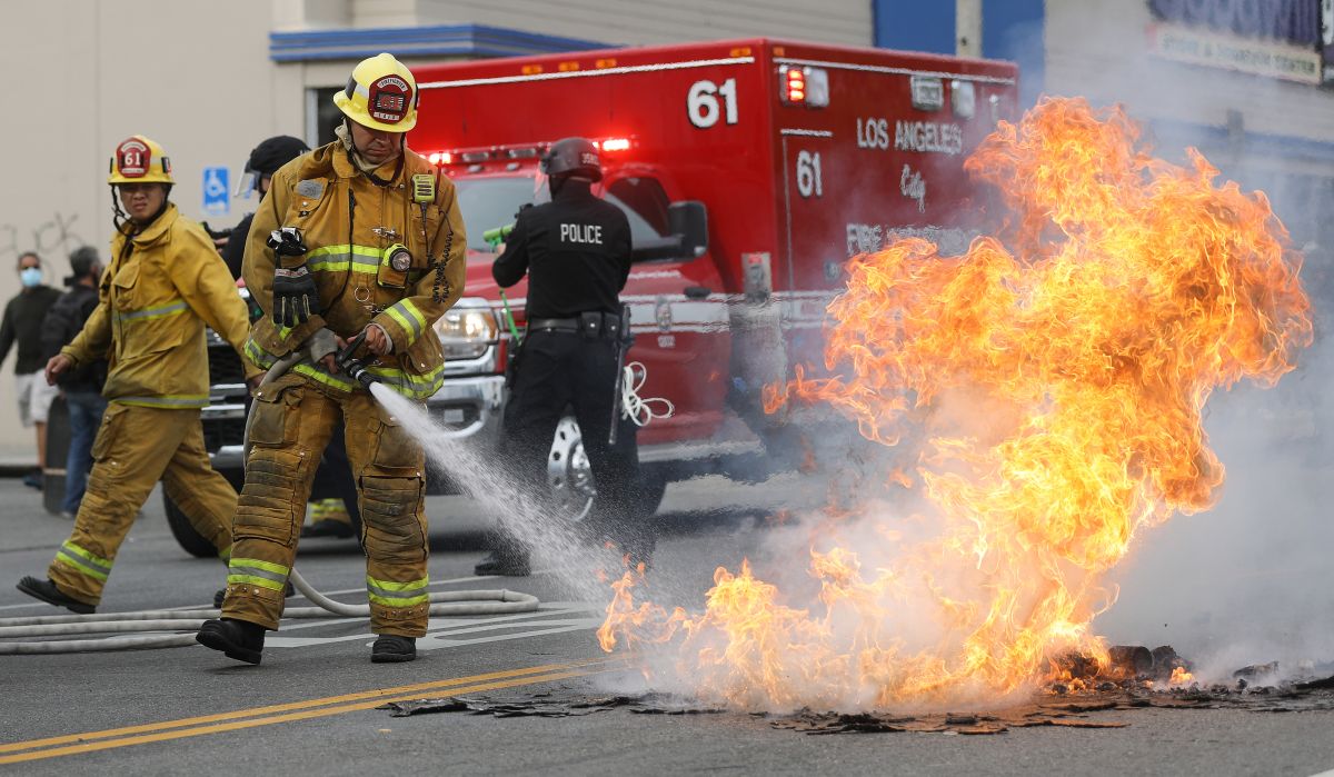 Alrededor de 100 bomberos combatieron los incendios en North Hollywood. Foto de archivo.