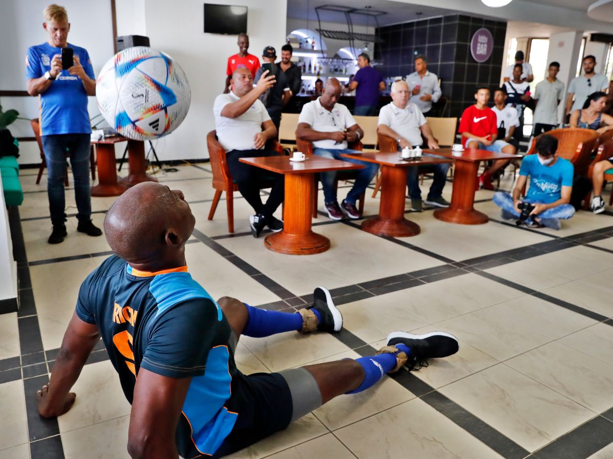 El cubano Erick Hernández realiza un registro de dominio de balón en La Habana (Cuba).