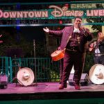 Julián Torres presentándose en Downtown Disney Live el viernes. (Jacqueline García/La Opinión)