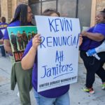 Trabajadores de limpieza piden a los concejales acusados que renuncien. (Jacqueline García/La Opinión)
