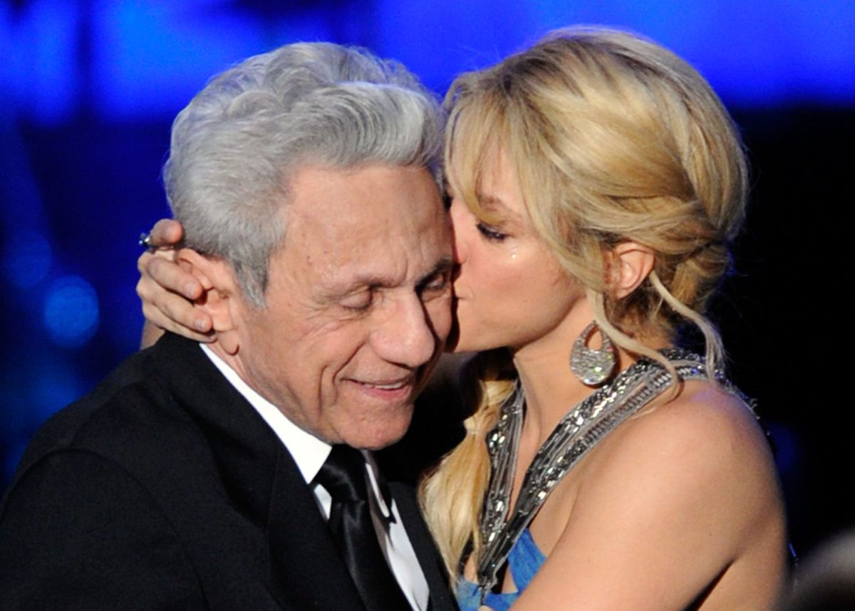 Shakira y su padre, William Mebarak, en los Latin Grammy 2011 en Las Vegas.
