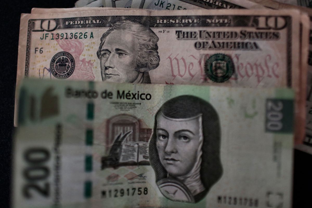 El billete verde vuelve a retroceder ante el peso mexicano, pero se aprecia ante otras monedas.