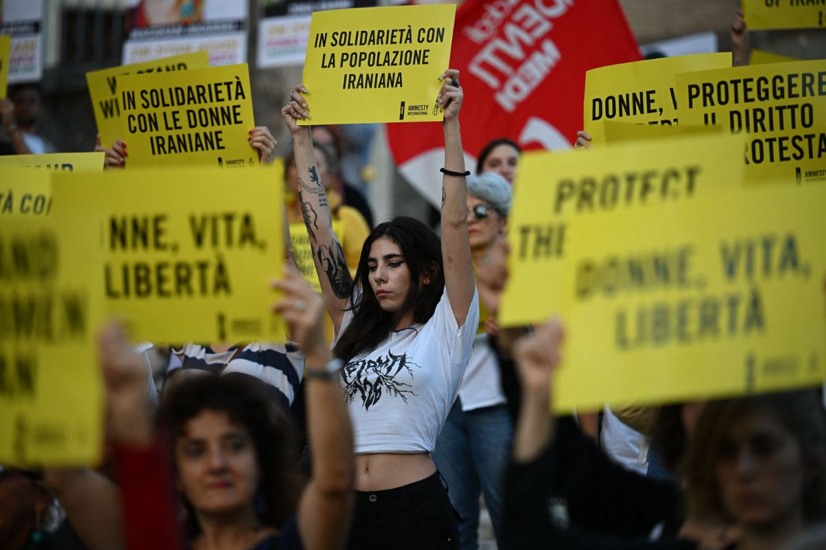 Mujeres protestan tras la muerte de Mahsa Amini aparentemente a manos del gobierno.