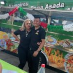 Fermín Martínez y su esposa Silvia Janeth frente a su camion de comida. (Suministrada)