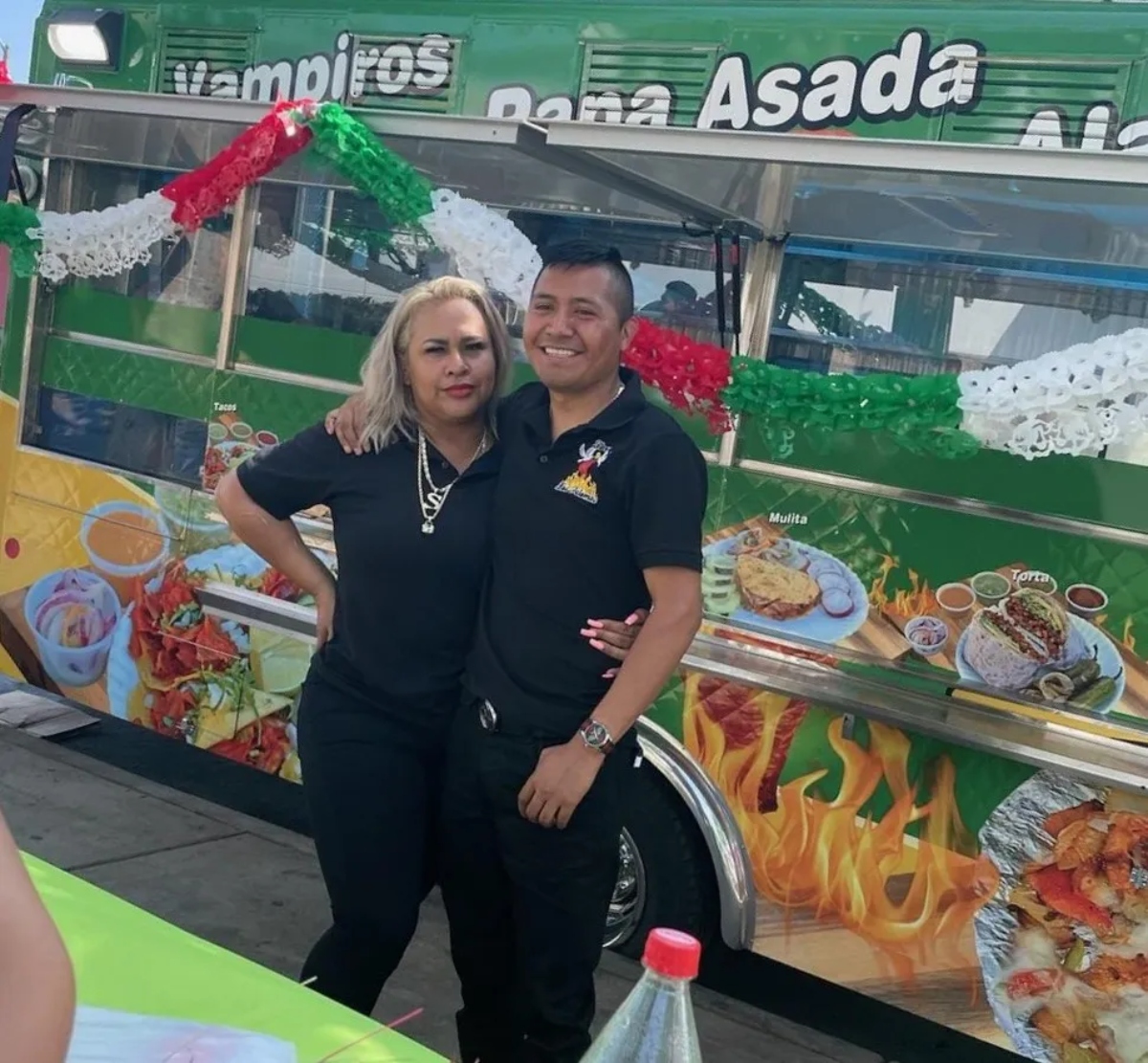 Fermín Martínez y su esposa Silvia Janeth frente a su camion de comida. (Suministrada)