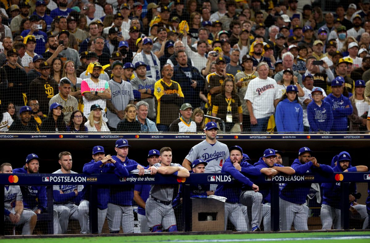 Jugadores de los Dodgers preocupados durante el juego del viernes en San Diego.