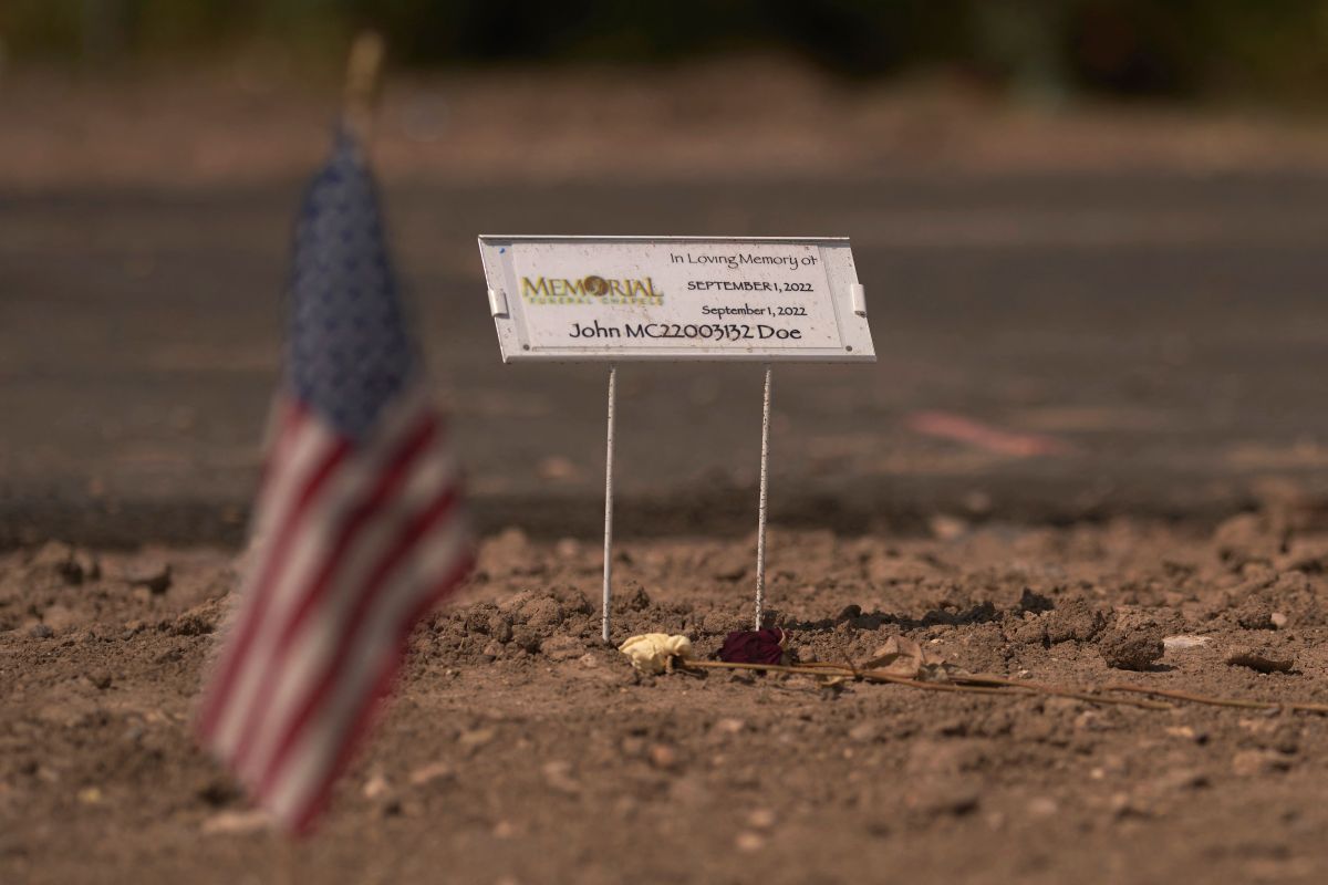 La tumba de un in migrante que no pudo ser identificado en el cementerio de Maverick el 9 de octubre de 2022 en Eagle Pass, Texas.