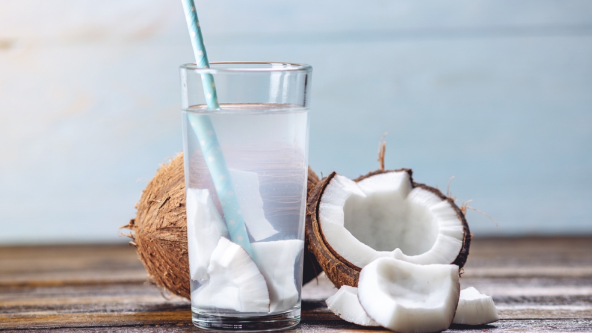 El agua de coco es una gran forma de hidratación que proporciona potasio y ayuda a prevenir cálculos renales.