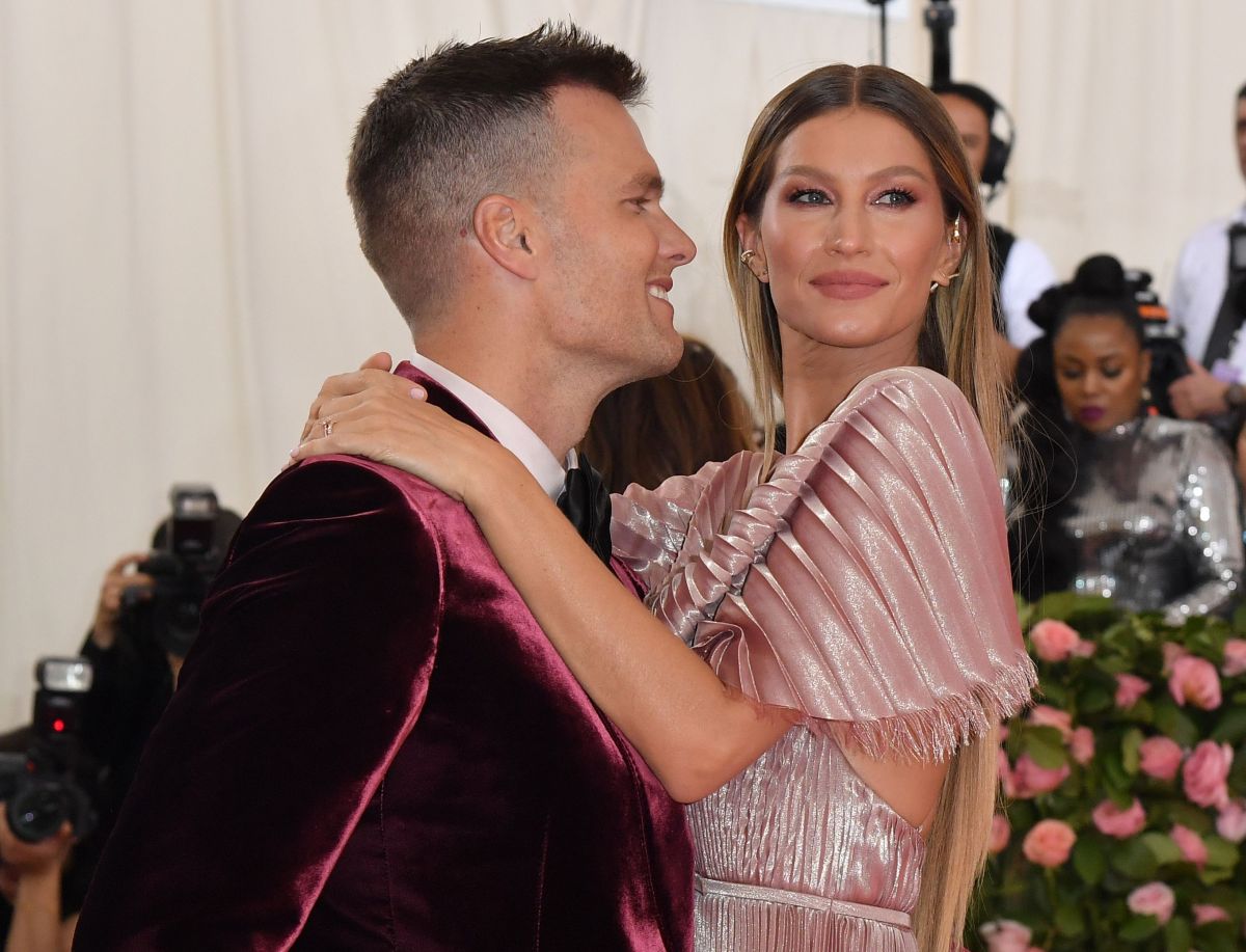 Aunque Tom Brady podría haber tomado un descanso para dedicarse a salvar su matrimonio, este viernes se supo que Brady y Bündchen ya se divorciaron y no habrá reconciliación.
