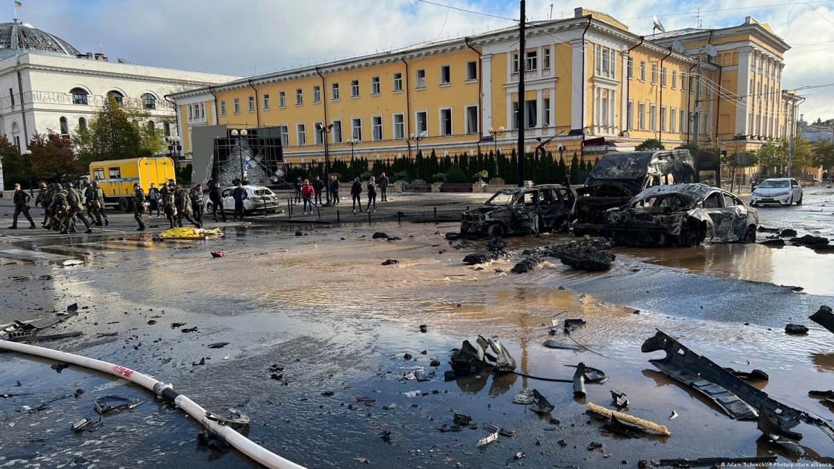 Los trabajadores de rescate inspeccionan la escena de un ataque ruso en Kiev, sacudida a primera hora del lunes por dos explosiones tras meses de relativa calma.