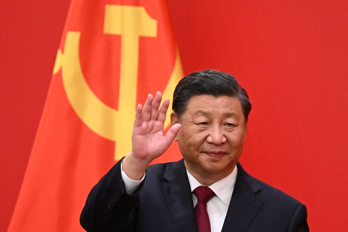 El presidente de China, Xi Jinping, saluda durante la presentación de los miembros del nuevo Politburó del Partido Comunista Chino.