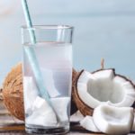 El agua de coco es una gran forma de hidratación que proporciona potasio y ayuda a prevenir cálculos renales.