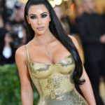 Kardashian deberá pagar $1.26 millones de dólares en multas, devolución de intereses, y cooperar con la investigación en curso de la comisión. Ella acordó que no promoverá ningún valor de activos durante tres años.