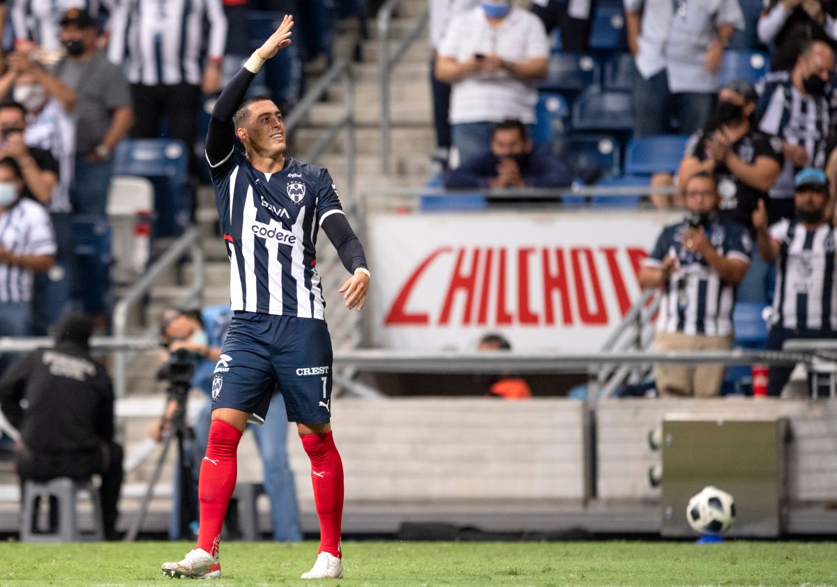 El delantero de Rayados de Monterrey, Rogelio Funes Mori celebra un gol ante Toluca en la Liga MX. 