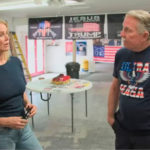 La corresponsal especial de la BBC en EE.UU., Katty Kay, charlando con Steve Slaton en su tienda en Arizona.