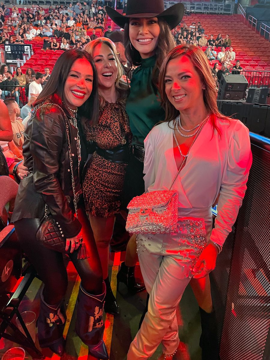 Karla Martínez, Chiquibaby, Ana Patricia Gámez y Adamari López en el concierto de Christian Nodal