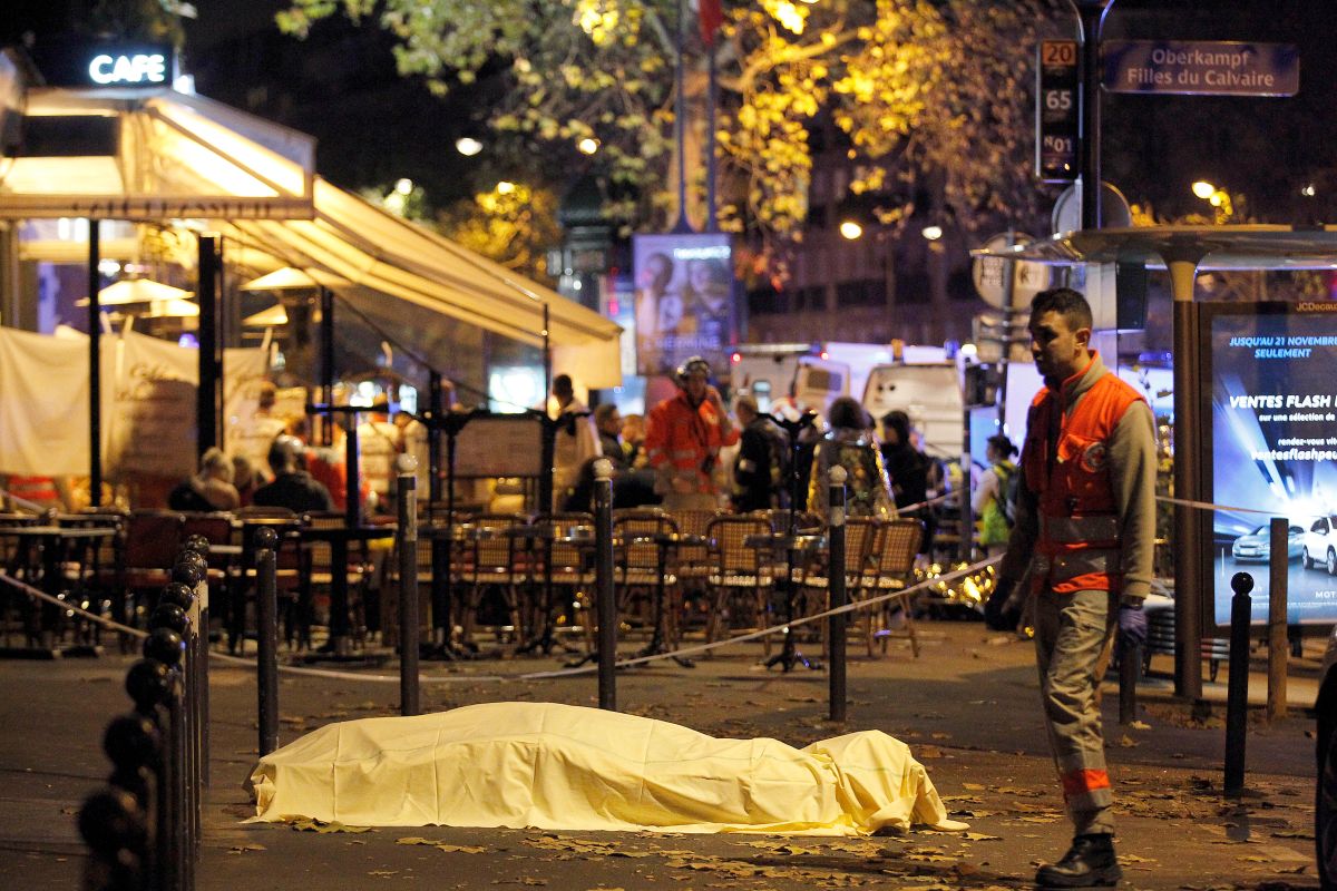 El cuerpo de una víctima yace cubierto en el Boulevard des Filles du Calvaire, cerca del teatro Bataclan, temprano el 14 de noviembre de 2015 en París, Francia.