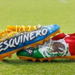 Zapatos de Michael Davis, jugador de los LA Chargers.