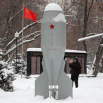 Vista de un monumento a la primera bomba nuclear táctica soviética RDS-4 producida en masa, situado en la plaza Fedora Poletayeva de Moscú.