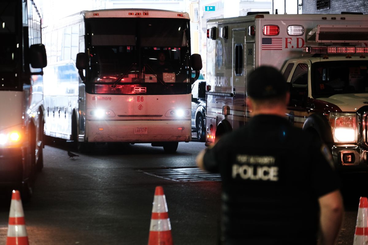 Un autobús que transporta inmigrantes desde la frontera de México a Texas llega a la estación de autobuses de la Autoridad Portuaria en Manhattan.