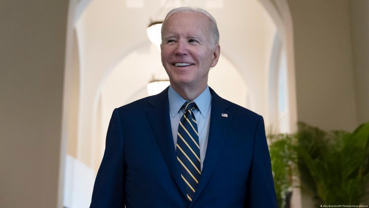 Joe Biden sonríe al comentar que el Partido Demócrata mantendrá el control del Senado, en Phnom Penh, Camboya.