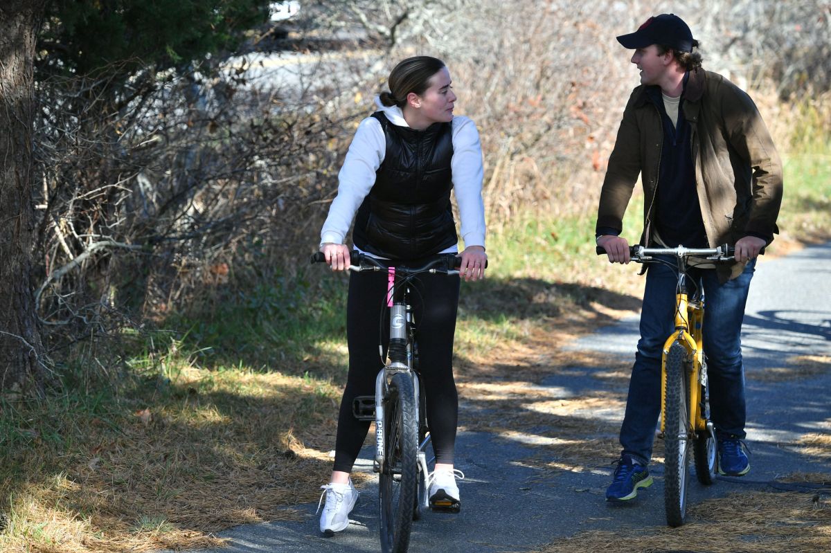 Naomi Biden y su prometido Peter Neal en un paseo en bicicleta en Nantucket, el 23 de noviembre de 2021.