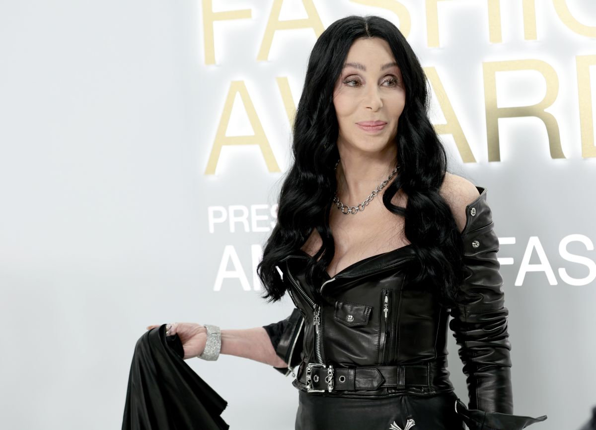 Cher ha recalcado que "no nació ayer" en redes sociales al ser juzgada sobre su relación.