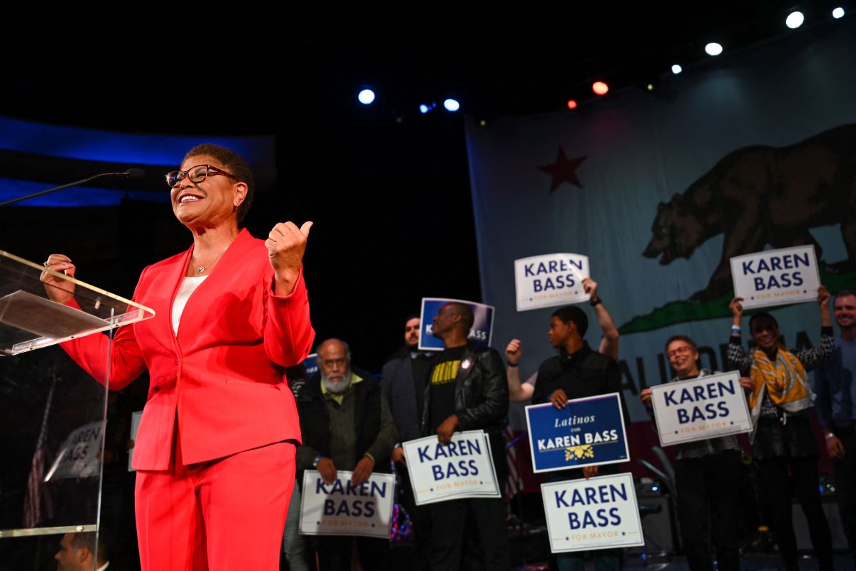 Karen Bass se perfila para ser la próxima alcaldesa de Los Ángeles.