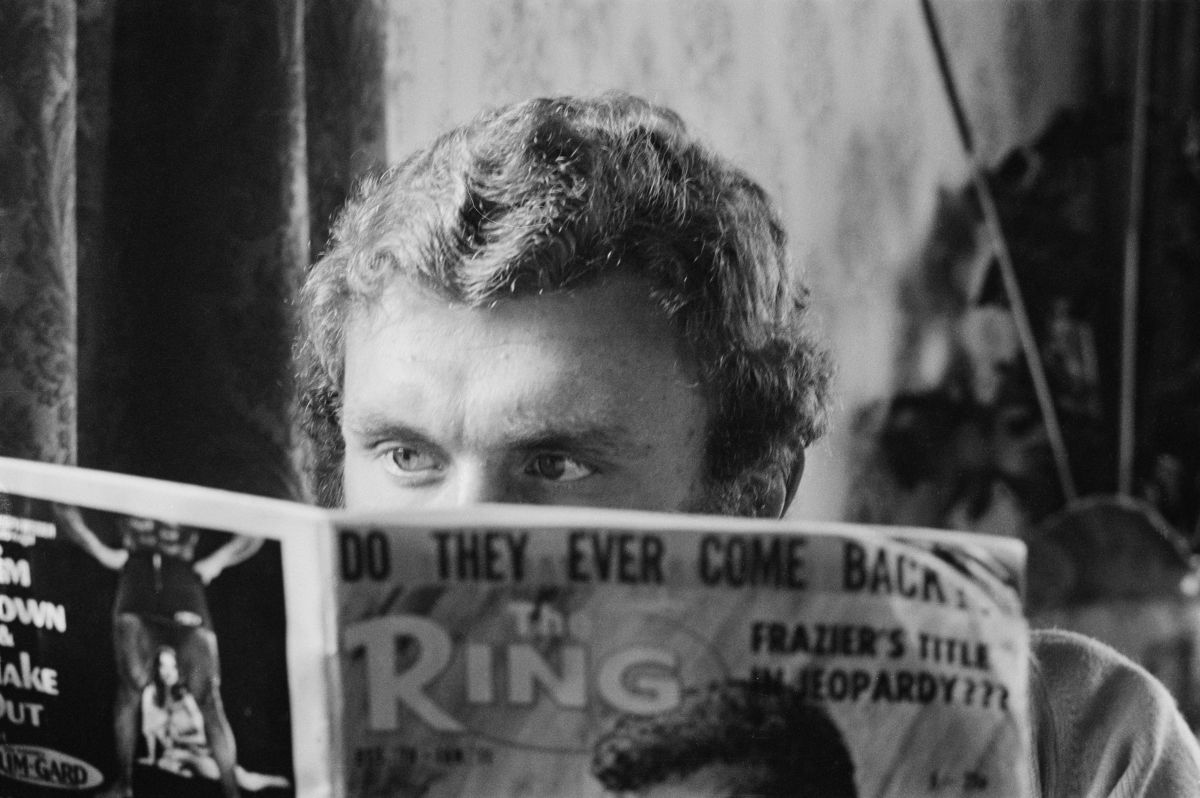 El boxeador de peso pesado Joe Bugner leyendo 'The Ring', Reino Unido, 3 de febrero de 1971