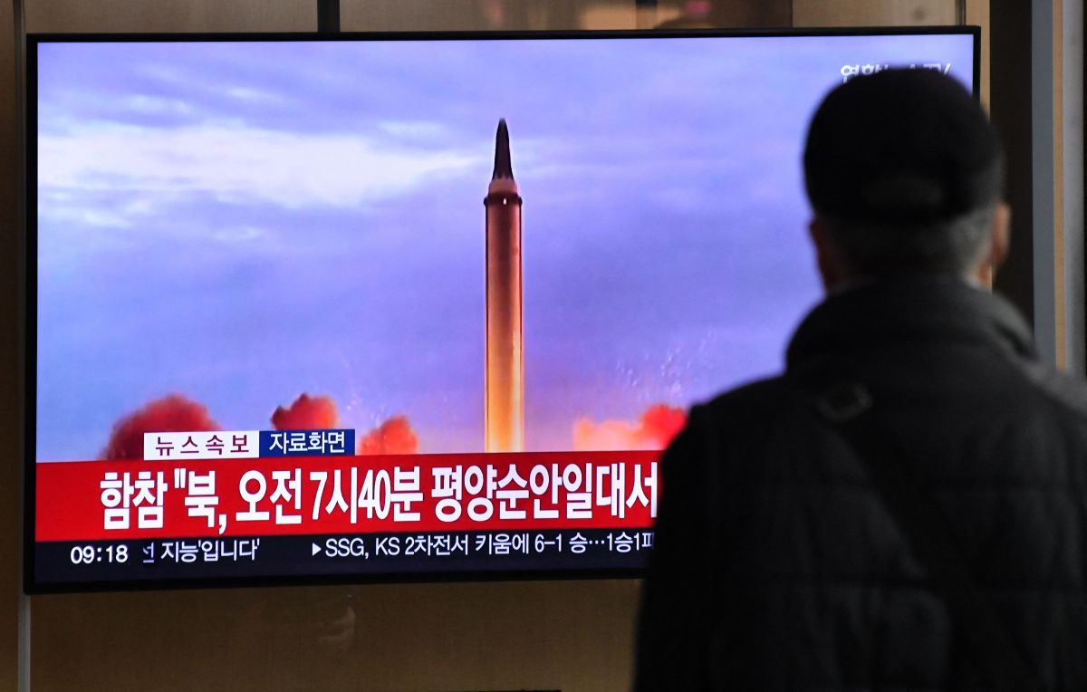 Una prueba de misiles de Corea del Norte es vista en un televisor en Seúl el 3 de noviembre de 2022.