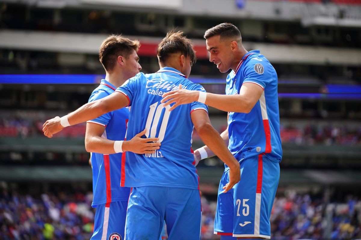 Jugadores del Cruz Azul en festejo de gol en la Liga MX.