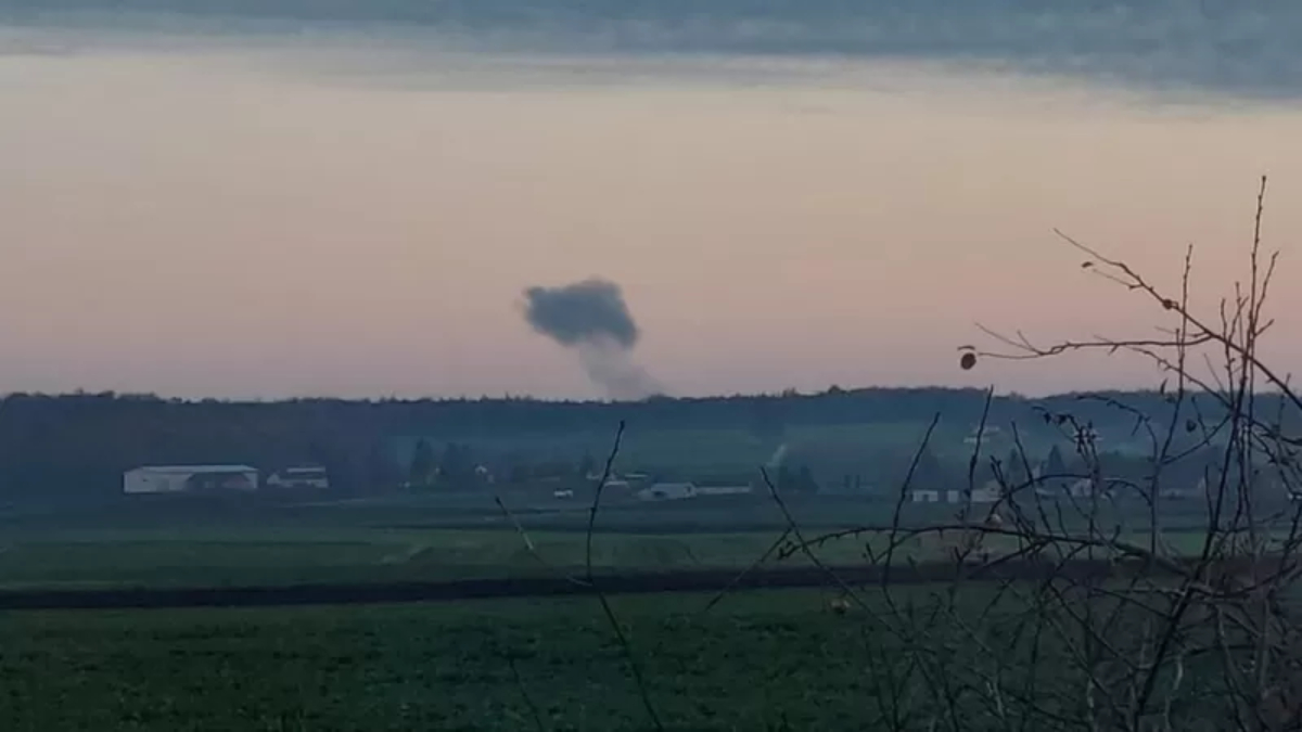 El humo se eleva en la distancia en Nowosiolki, Polonia, cerca de la frontera con Ucrania.