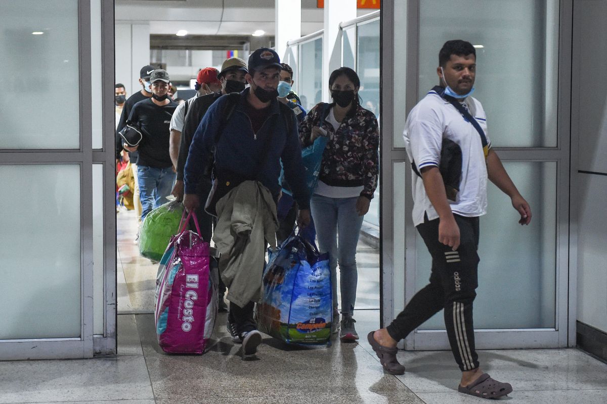 Migrantes venezolanos regresan a su país tras el cambio migratorio de EE.UU.