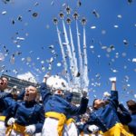 Cadetes de la Academia de la Fuerza Aérea celebran la graduación de la Clase de 2022 en Colorado.