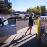 Una mujer deposita su voto en una urna en el condado de Maricopa en Arizona.