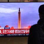 Una prueba de misiles de Corea del Norte es vista en un televisor en Seúl el 3 de noviembre de 2022.