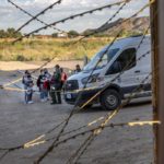 Un grupo de inmigrantes cubanos se entrega a la Patrulla Fronteriza en Yuma, Arizona.