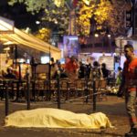 El cuerpo de una víctima yace cubierto en el Boulevard des Filles du Calvaire, cerca del teatro Bataclan, temprano el 14 de noviembre de 2015 en París, Francia.