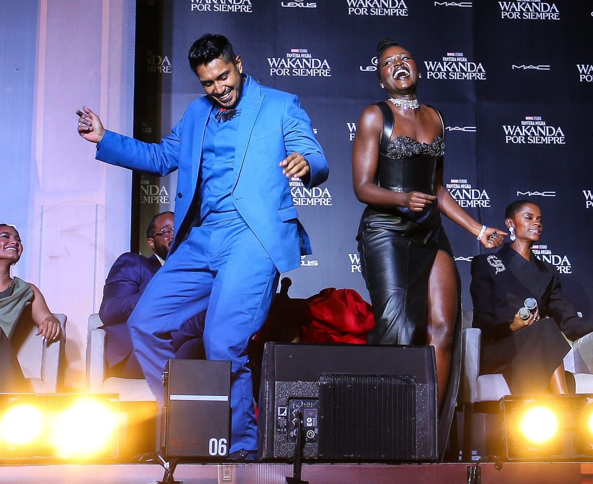 Tenoch Huerta y Lupita Nyong’o bailan en la alfombra roja de "Black Panther: Wakanda Forever" en Ciudad de México.
