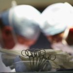 Mujer exige los riñones de un doctor implicado en el robo de sus órganos