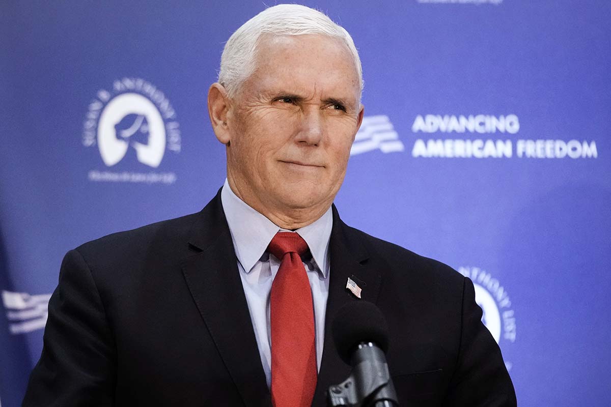 El exvicepresidente Pence relata sus memorias en nuevo libro.