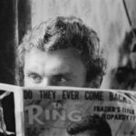 El boxeador de peso pesado Joe Bugner leyendo 'The Ring', Reino Unido, 3 de febrero de 1971