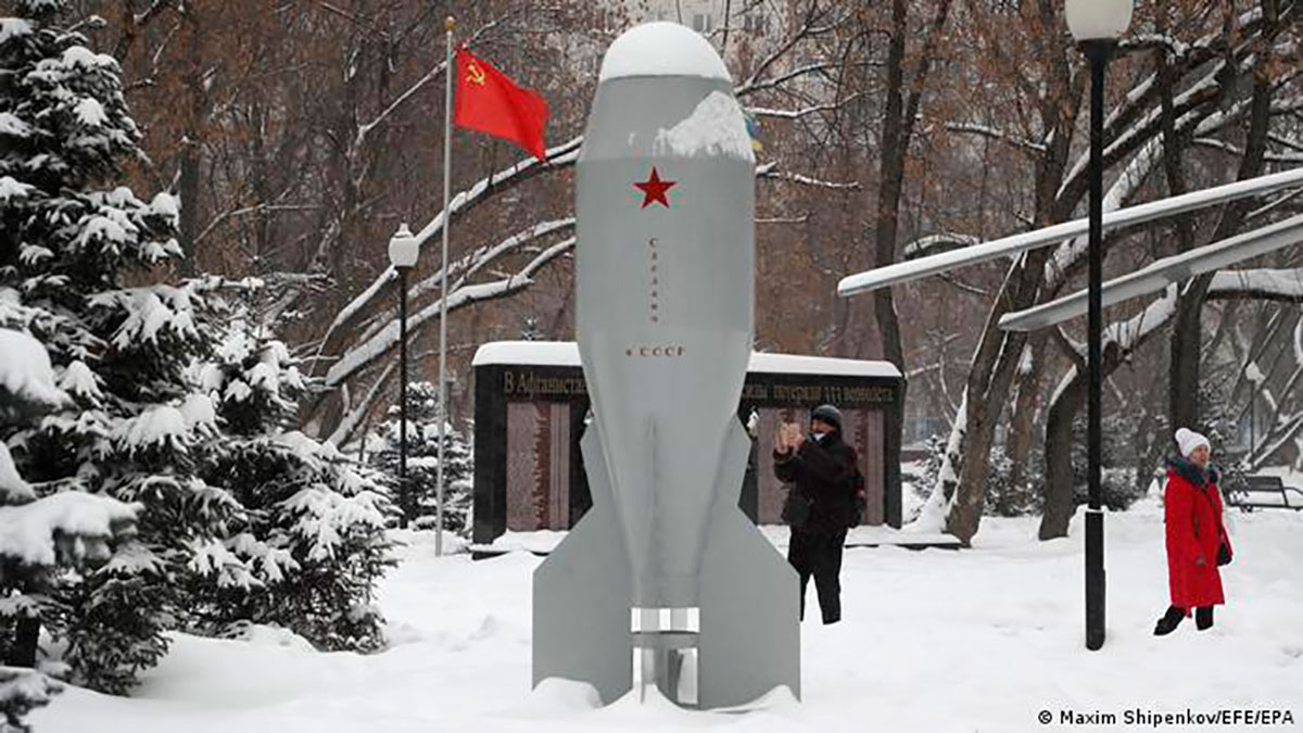 Vista de un monumento a la primera bomba nuclear táctica soviética RDS-4 producida en masa, situado en la plaza Fedora Poletayeva de Moscú.